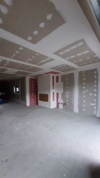 Serviço de azulejo, pladur, barramento e pintura