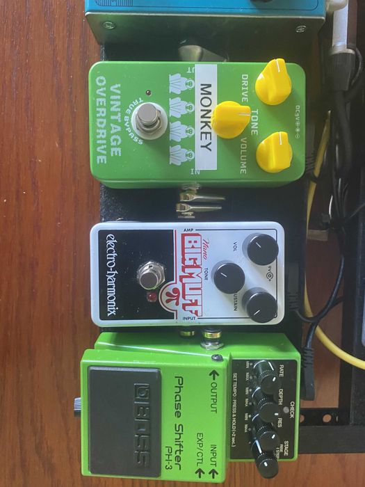 Pedalboard com variados pedais de guitarra