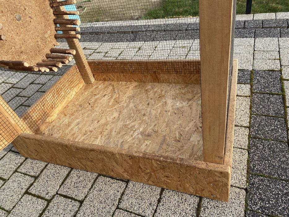 Klatka z kołowrotkiem woliera