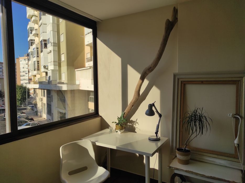 Quarto para arrendar em Alfornelos. A 2min. do Pingo Doce e a 5.min. do metro (linha azul) e do Continente bom dia. Despesas incluídas.