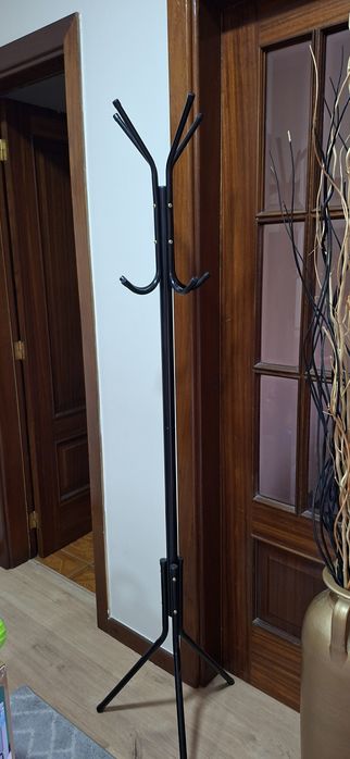 Bengaleiro de pé em metal preto — 10€