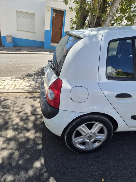 Renault clio na cor branca com jantes original