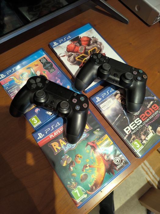 Consola PlayStation 4 com 2 comandos e Jogos