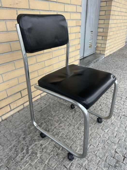 Duas Cadeiras cantilever vintage