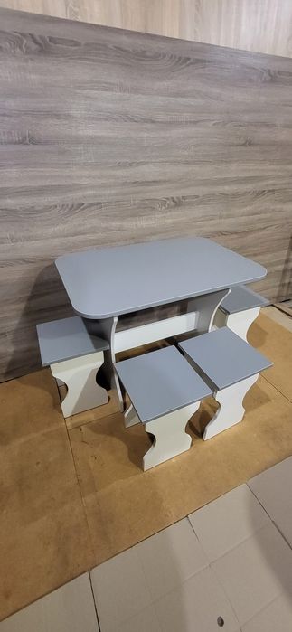Кухонный стол с табуретками