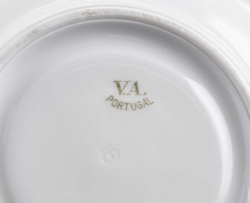 Serviço de chá em porcelana Vista Alegre para seis pessoas.