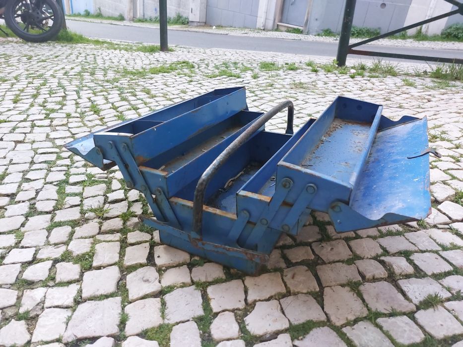 Antiga caixa de ferramentas em metal 

Largura - 45cm
Lateral - 25cm
A