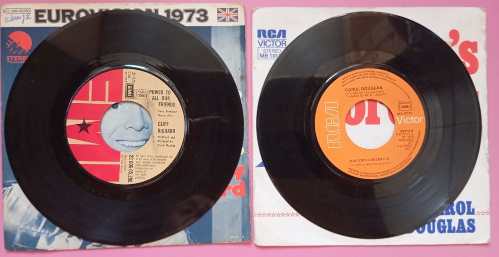 Discos de vinil 7" Cliff Richard e Carol Douglas.Leia descrição.