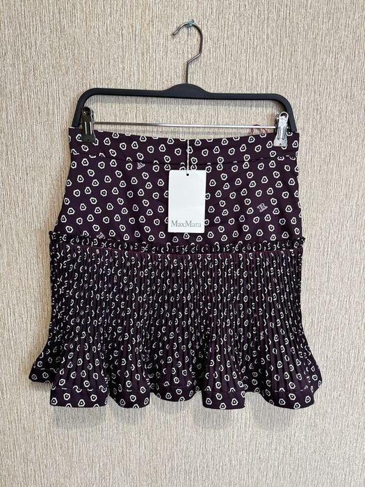 Вишукана спідниця max mara, що втілює італійську елегантність