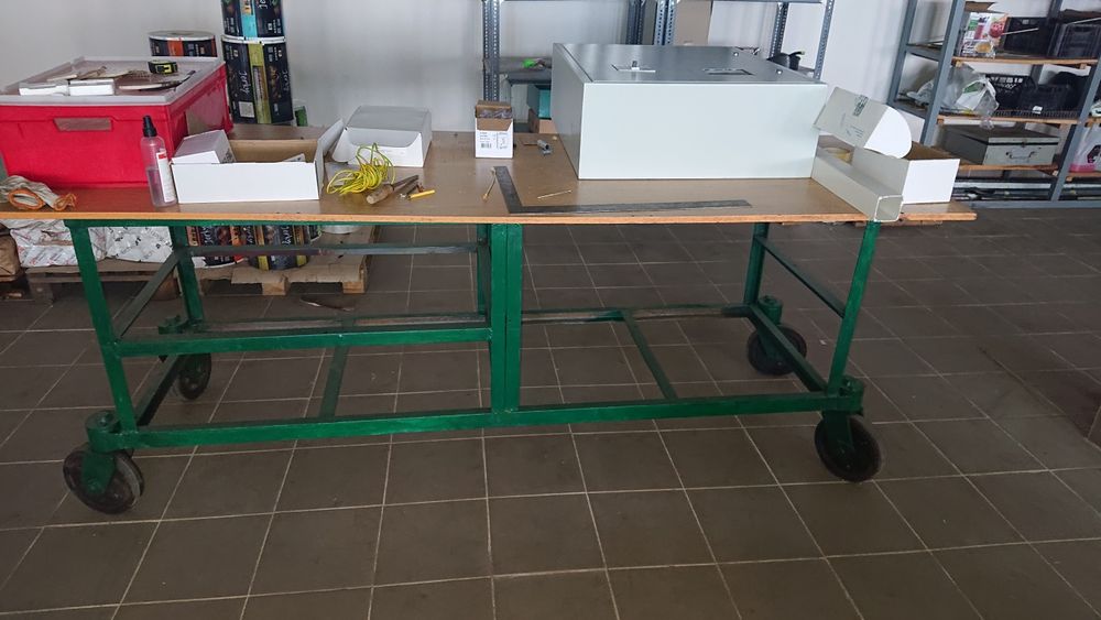 Стіл металічний на колесах виробничий