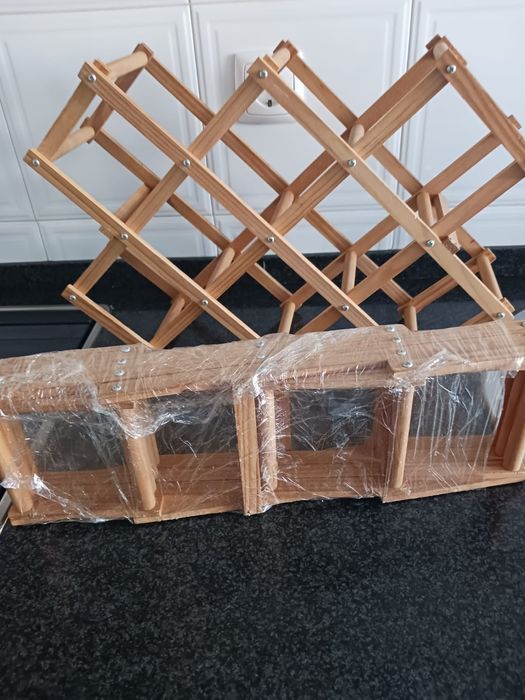 Duas garrafeiras em madeira.