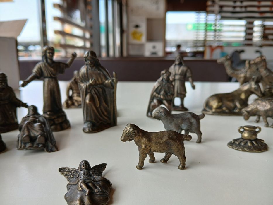 Presépio antigo em metal – conjunto de figuras vintage