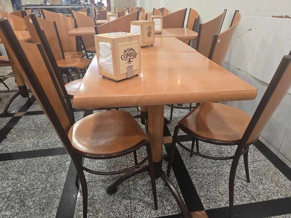 Mesas e cadeiras resistentes para restaurante