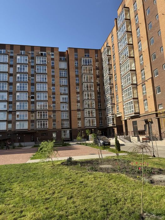 Велика 3 кімнатна квартира в новобудові
