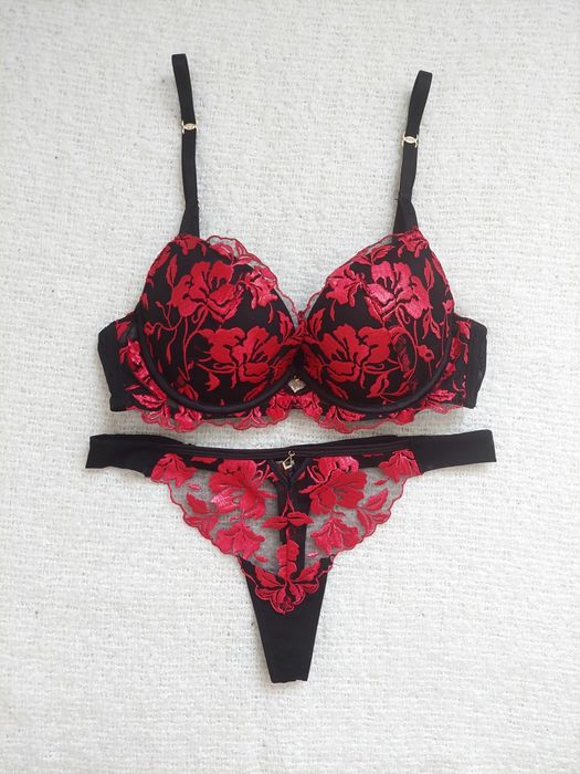 biustonosz i stringi Ann Summers The Hero z fiszbinami