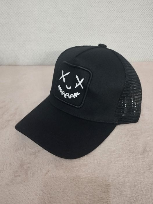 Nowa czarna czapka z daszkiem