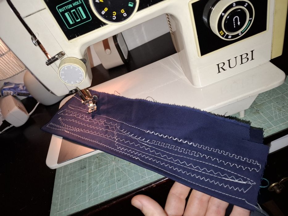 Máquina de costura com mala
