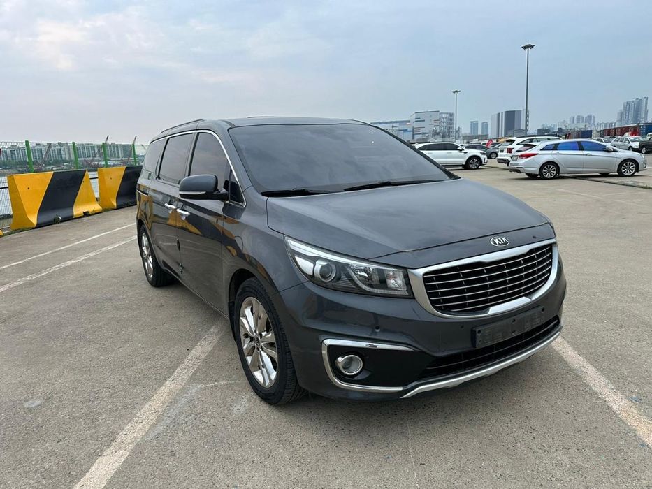продаж Kia Carnival в гарному стані