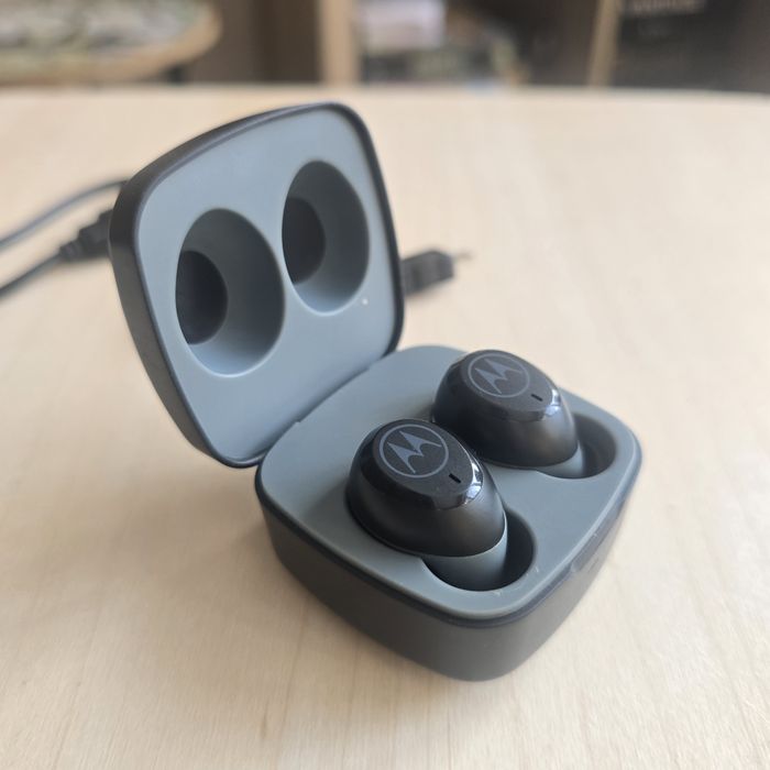 Беспроводные наушники Motorola TWS, оригинал, почти новые