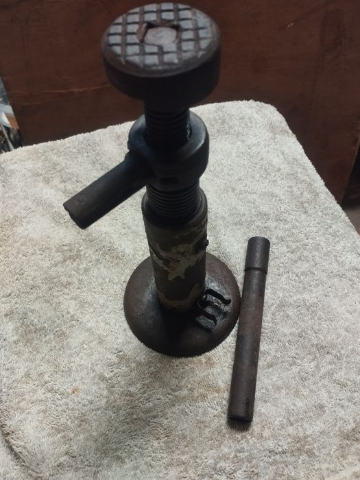 PRL zabytkowy podnośnik lewarek śrubowy