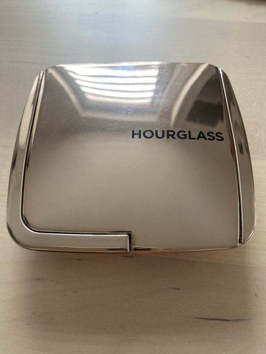 Bronzer Hourglass ambient luminous bronze light