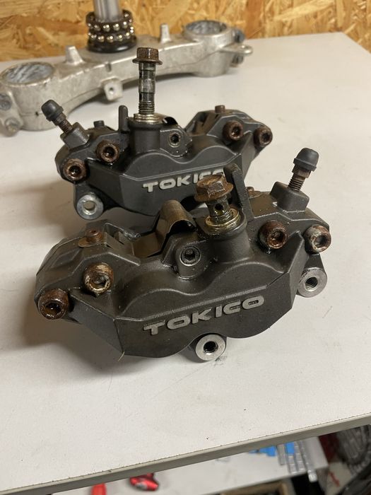 Zaciski Suzuki gsxr k1 k2 k3 600 przód