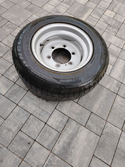 Koło do przyczepy albo rozrzutnika