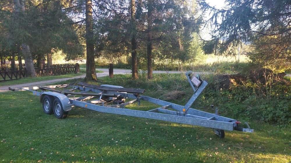 Przyczepa podłodziowa dwuosiowa 2700kg potężna przyczepa premium pod jacht żaglówkę łódkę motorówkę niemiecka Ohlmeier portowa slipowa