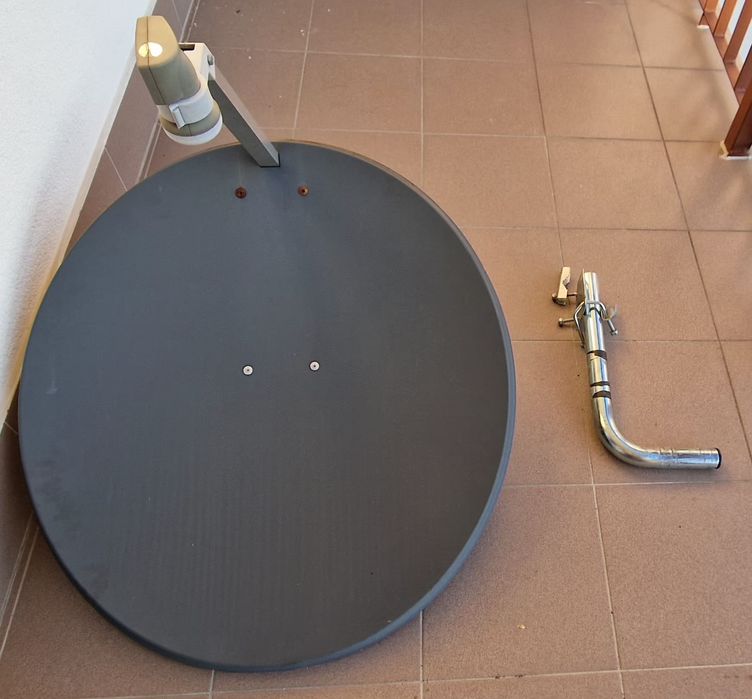 Antena satelitarna z uchwytem