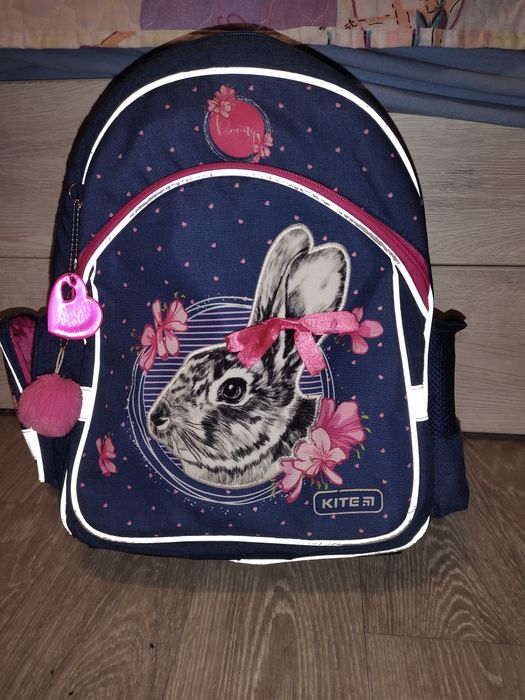 Продам рюкзак шкільний Kite Education Fluffy Bunny 37.5х29х13 см 11.5 л