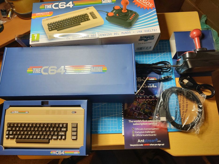 Retro konsola The C64 Mini Commodore 64 | 64 gry | Fabryczny komplet z joystickiem | Jak nowa, gwarancja