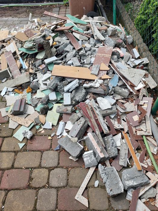 Za darmo Gruz betonowy i stare płytki ceramiczne