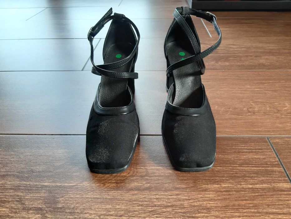 Buty czarne na obcasie