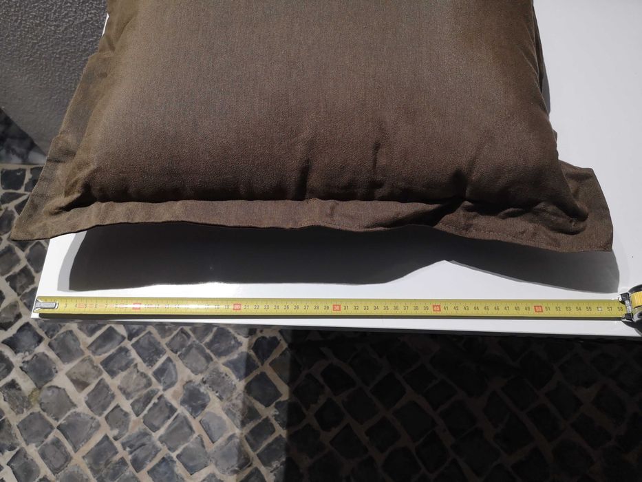 2 Almofadas castanhas com enchimento