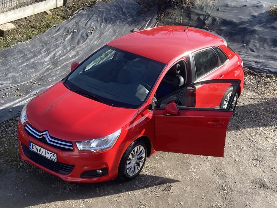 Ładny czerwony CITROEN c4