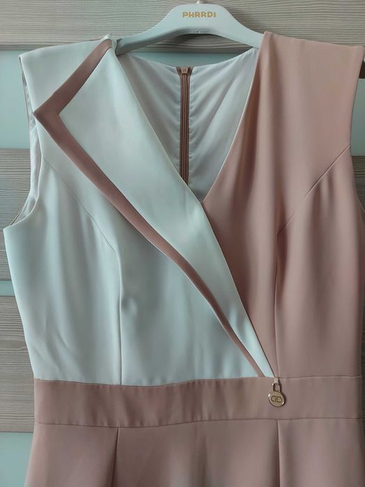 Sukienka w kolorze bialo beżowym