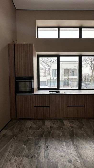 Продаж будинку з ремонтом в закритому КМ в Лісниках, 8 соток, газ