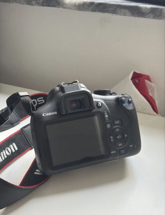 Canon EOS 2000D DSLR Camera + EF-S 18-55mm IS II Lens + Bag + Charger