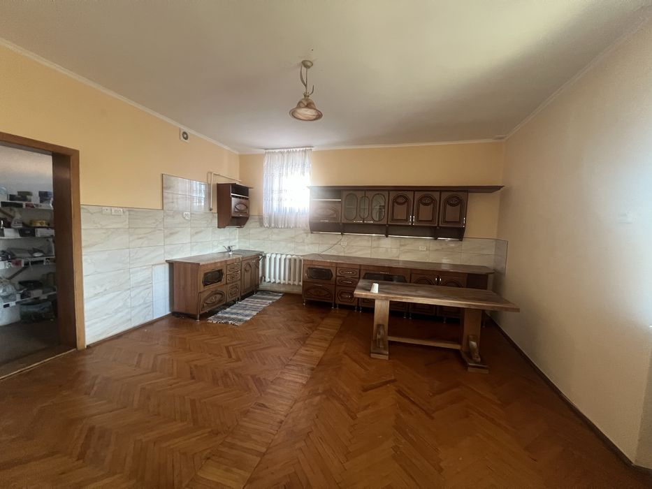 Продаж будинку з магазином у ценрі с. Фанчіково