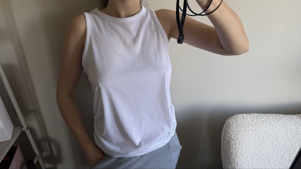 Біла майка в рубчик