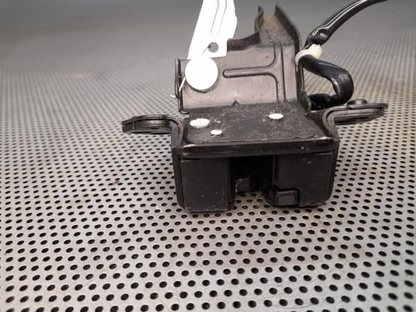 Fechadura / fecho da mala TOYOTA Yaris (_P9_)