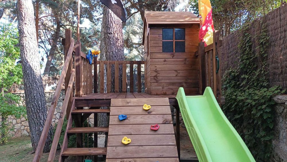 Parque infantil com tirolesa