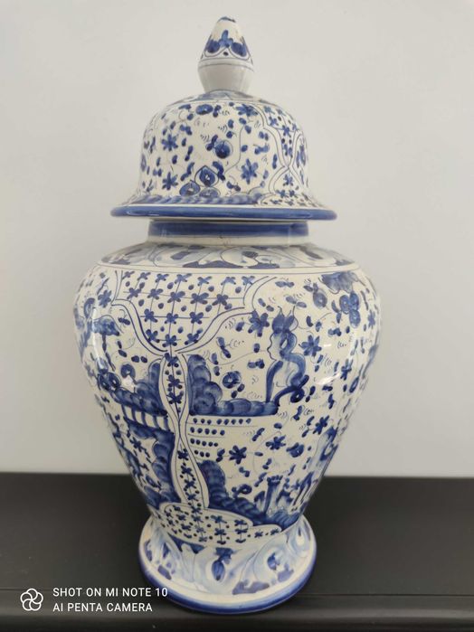 Pote com tampa em porcelana