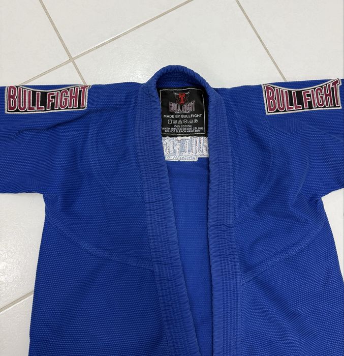 Kimono de BJJ de criança, tamanho M4, azul, marca Bull Fight.