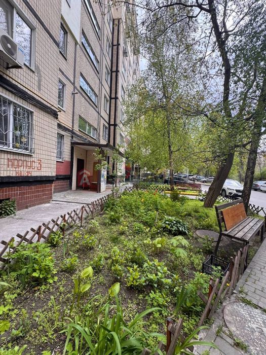 Простора 3-кімнатна квартира 65м2 на Тополі-1 під ремонт