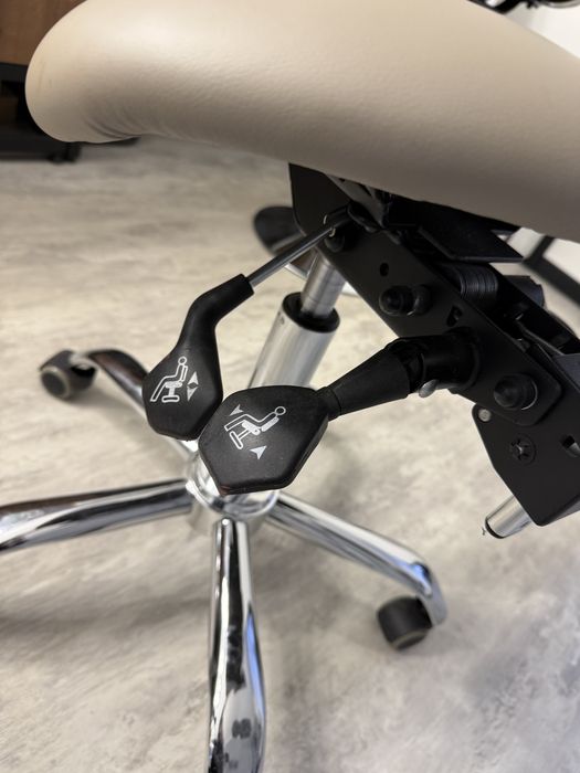 Стілець -сідло для б’юті майстра