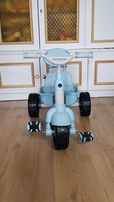 Niebieski rowerek trójkołowy z bagażnikiem dla dzieci Little Tikes