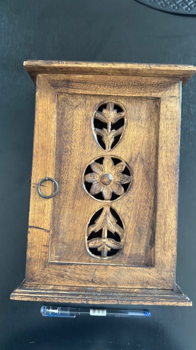 Chaveiro de parede em madeira com porta