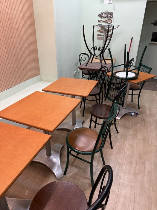 Geladeira, mesas e cadeiras à venda