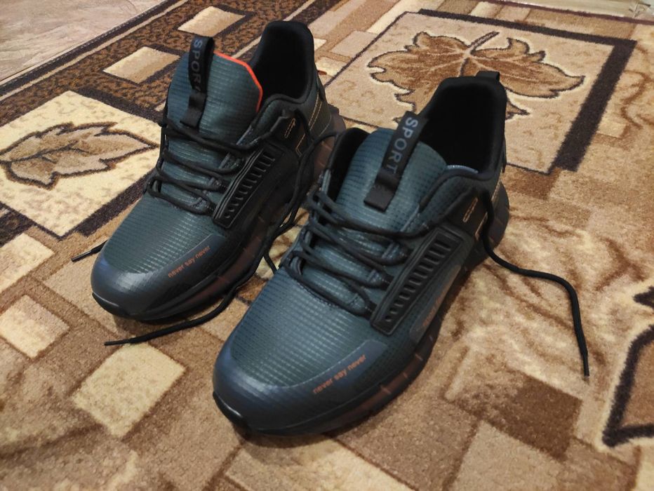 Продаются кроссовки новые большого размера